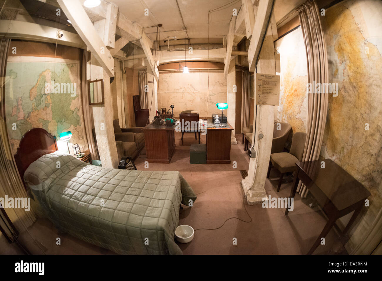 LONDRA, Regno Unito — camera da letto e ufficio di Winston Churchill presso le Churchill War Rooms di Londra. Il museo, uno dei cinque rami del Museo della Guerra Imeriale, conserva il bunker di comando sotterraneo della seconda guerra mondiale utilizzato dal primo ministro britannico Winston Churchill. I suoi quartieri ristretti furono costruiti da un seminterrato di deposito convertito nel Treasury Building di Whitehall, Londra. Essendo sotterranea, e sotto un edificio insolitamente robusto, le Cabinet War Rooms ricevettero una certa protezione dalle bombe che cadono sopra durante il Blitz. Foto Stock