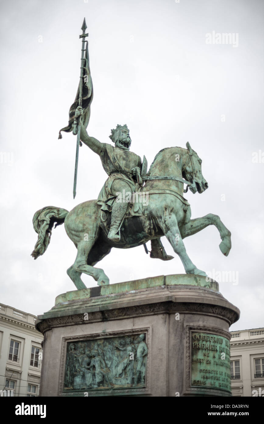 BRUXELLES, Belgio - la statua equestre di Goffredo di Bouillon, capo della prima crociata, domina il centro di Place Royale. Scolpito da Eugene Simonis nel 1848, il monumento raffigura il crociato medievale che divenne il primo sovrano del Regno di Gerusalemme. La storica Chiesa di Saint Jacques-sur-Coudenberg offre uno sfondo drammatico per questo importante monumento storico belga. Foto Stock