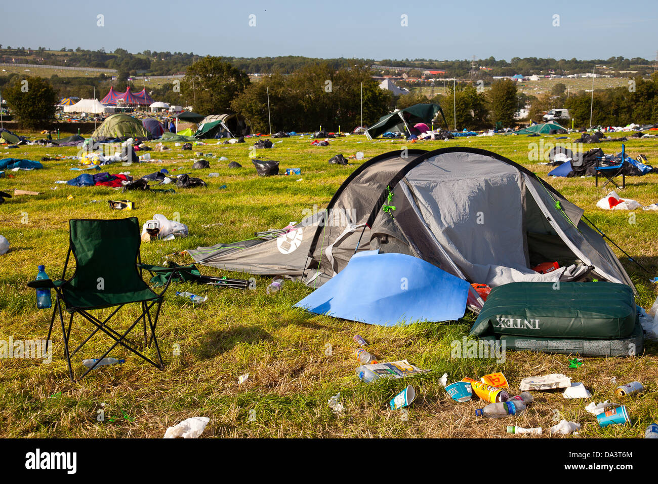 Abbandonate le tende e la spazzatura dopo il festival di Glastonbury 2013 Foto Stock