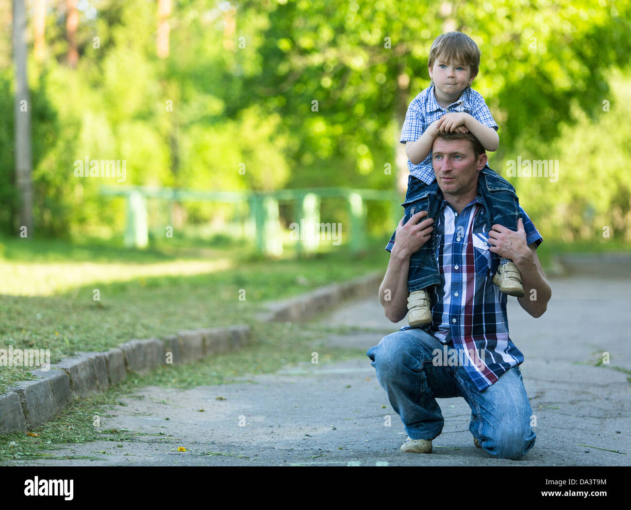 Ritratto di padre e figlio all'aperto Foto Stock