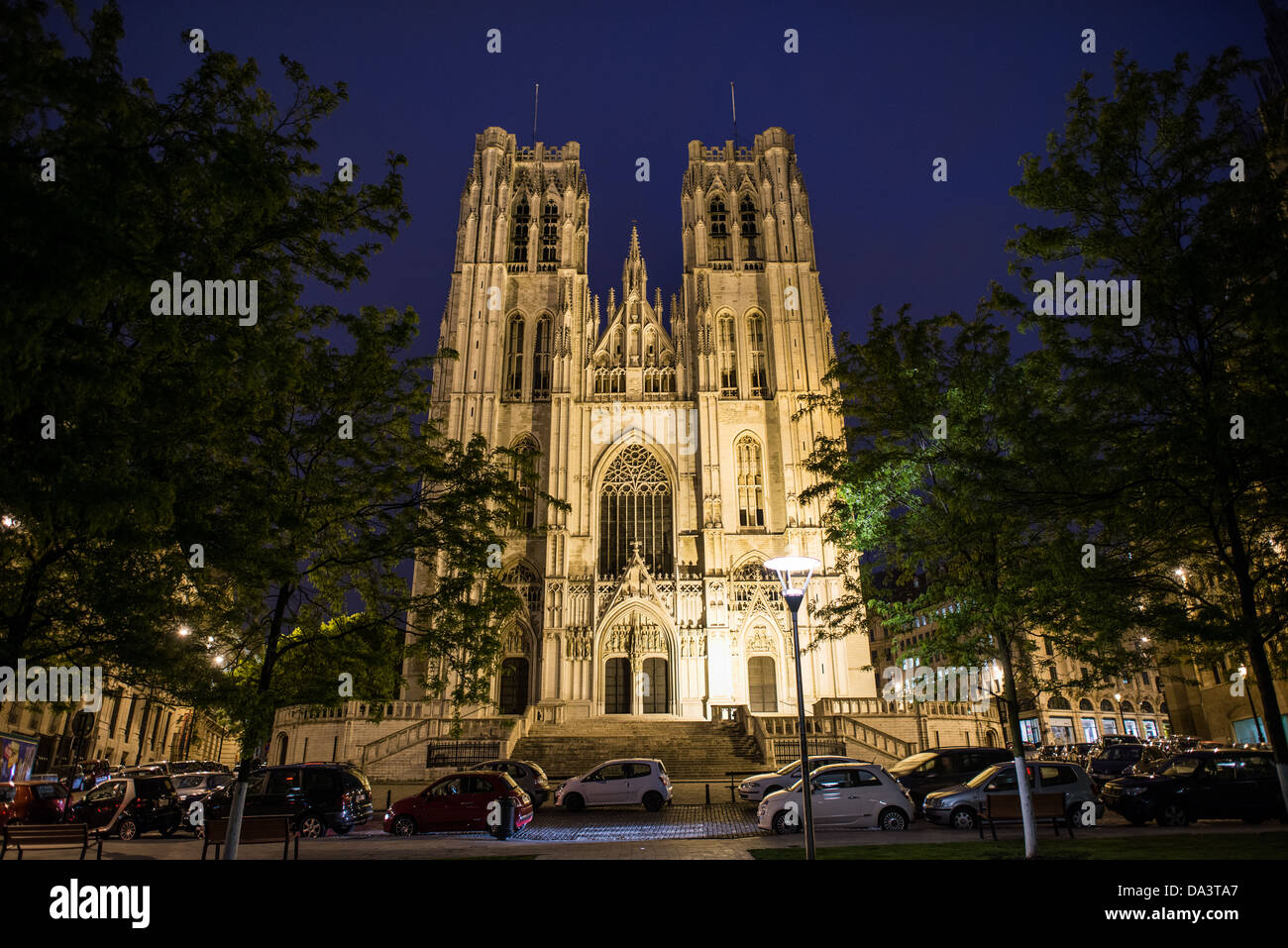 BRUXELLES, Belgio: Di notte, davanti alla cattedrale di San Michele e San Gudula (in francese, Co-Cathédrale collégiale des SS-Michel et Gudule). Una chiesa fu fondata su questo sito nell'XI secolo, ma l'attuale edificio risale al XIII-XV secolo. La cattedrale cattolica romana è la sede di molte funzioni statali come incoronazioni, matrimoni reali e funerali di stato. Ha due santi patroni, San Michele e San Gudula, entrambi i quali sono anche i santi patroni di Bruxelles. Foto Stock