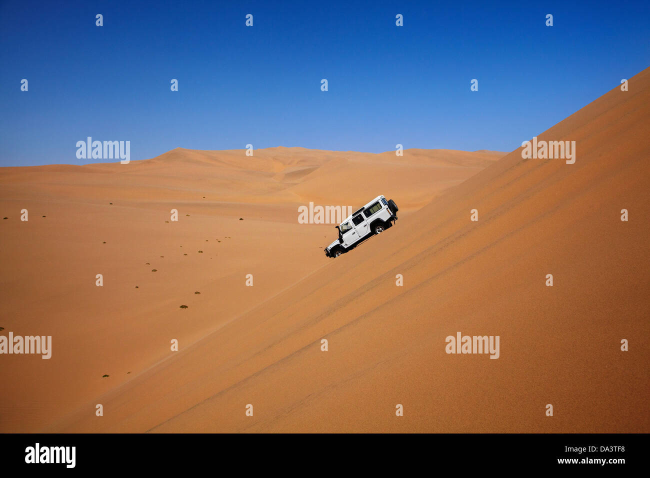 La trazione a quattro ruote motrici scendendo una enorme duna di sabbia su un sandwich Harbour 4x4 tour, Namib-Naukluft National Park, Namibia, Africa Foto Stock