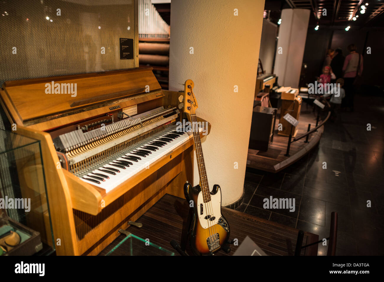 Musical Instrument Museum organo e chitarra basso Bruxelles Belgio // BRUXELLES, Belgio — organo e basso in mostra al Musical Instrument Museum di Bruxelles. Questa mostra unisce strumenti musicali classici e moderni, mostrando l'evoluzione della tecnologia e degli stili musicali. Foto Stock