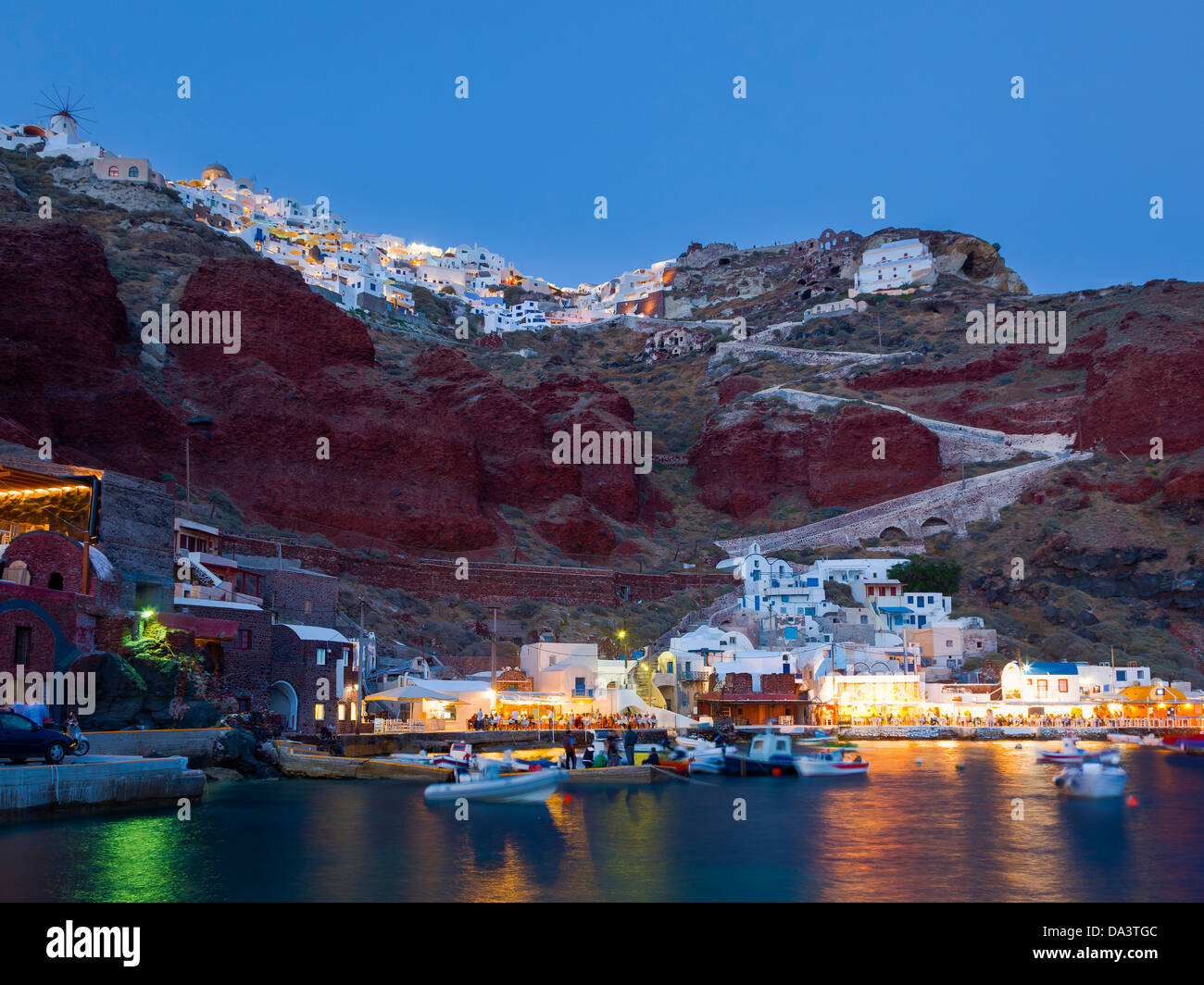 Night Shot di Ammoudi Bay con Oia Santorini Grecia sopra. Foto Stock