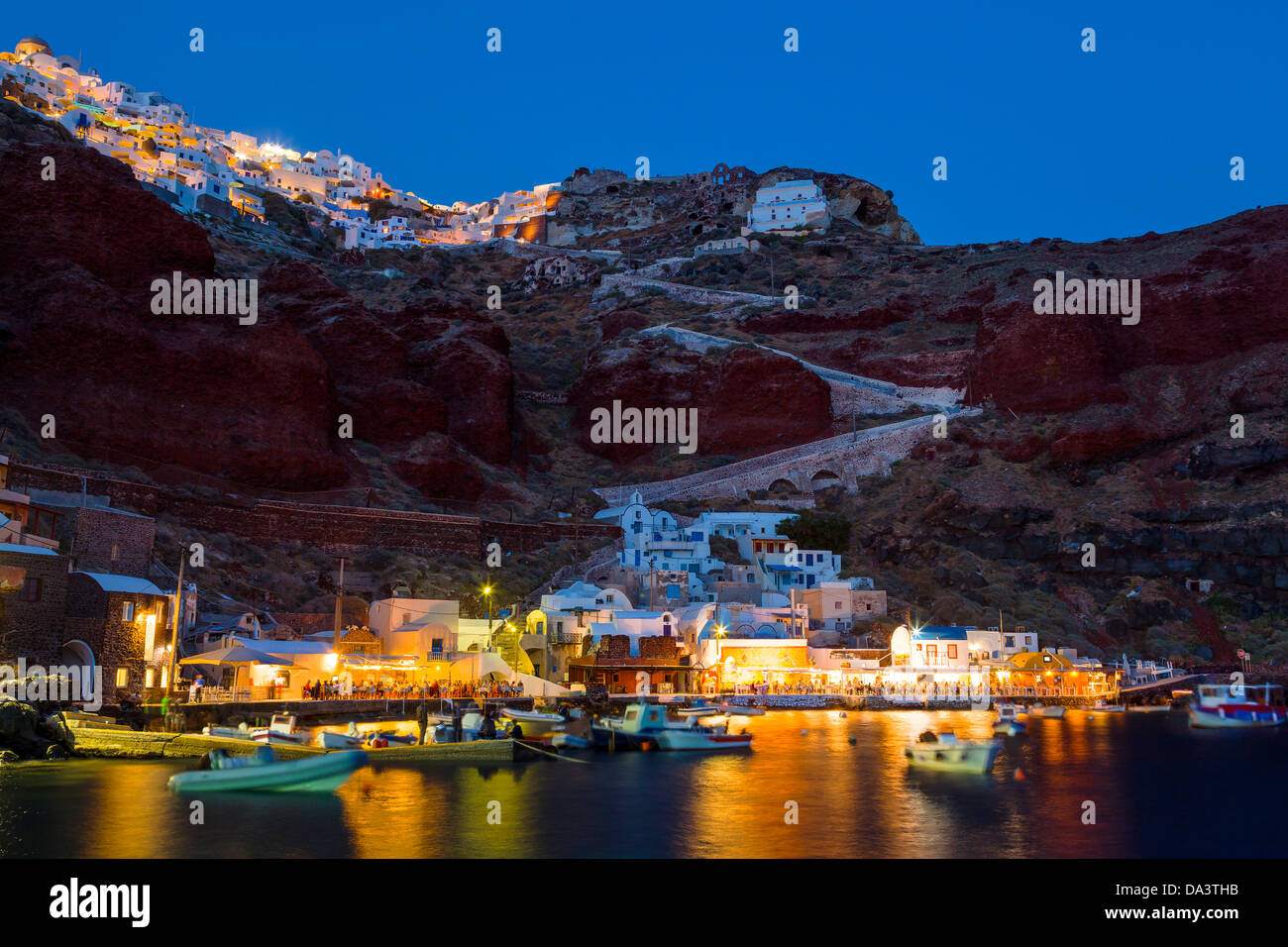 Night Shot di Ammoudi Bay con Oia Santorini Grecia sopra. Foto Stock