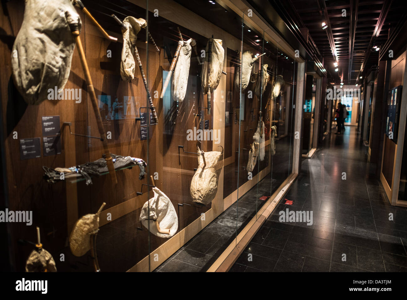 BRUXELLES, Belgio — Una collezione di diverse varianti di cornamusa in mostra al Musical Instrument Museum di Bruxelles. Questa mostra mostra mostra l'ampia gamma di disegni di cornamuse provenienti da diverse culture, illustrando la presenza globale dello strumento e gli adattamenti culturali. Foto Stock