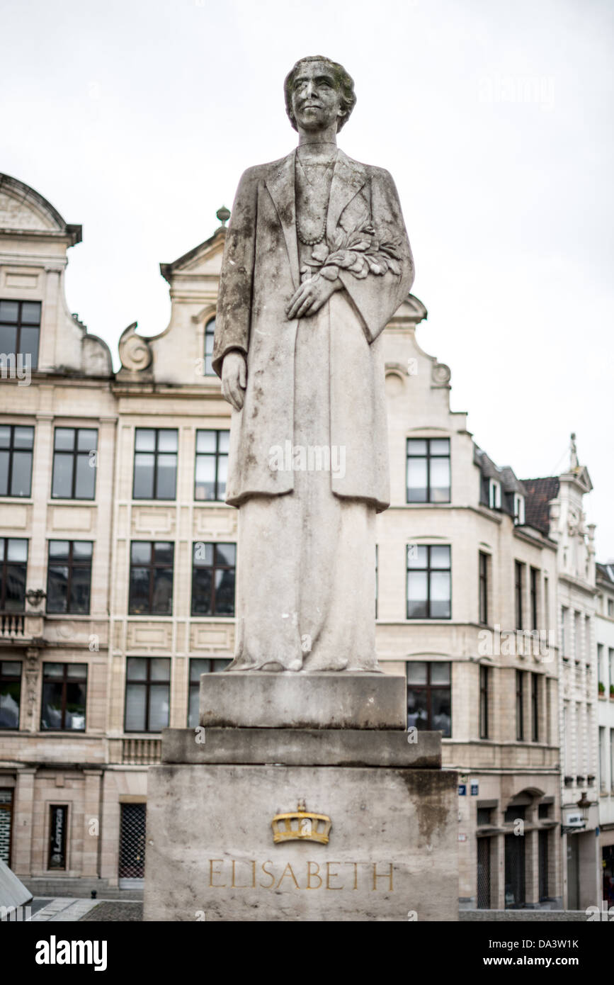 Bruxelles, Belgio - Una statua di Elisabetta di Baviera, Regina del Belgio (1876-1965), ai piedi del Mont des Arts nel centro di Bruxelles, Belgio. Lei si trova di fronte alla strada di fronte ad una statua di suo marito Albert I del Belgio. Foto Stock