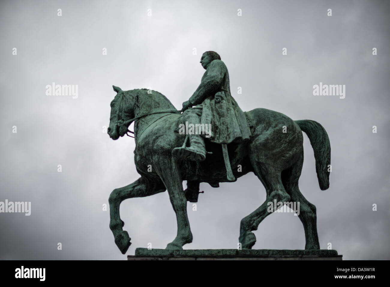 BRUXELLES, Belgio — una statua equestre commemora Alberto i (1875-1934), re dei belgi, ai piedi del Mont des Arts La figura a cavallo di Alberto i, che guidò il Belgio durante la prima guerra mondiale e si guadagnò il soprannome di "Re soldato", si erge di fronte a una statua di sua moglie, la regina Elisabetta. Il monumento onora la sua leadership durante la prima guerra mondiale e i suoi contributi alla democrazia belga. Foto Stock