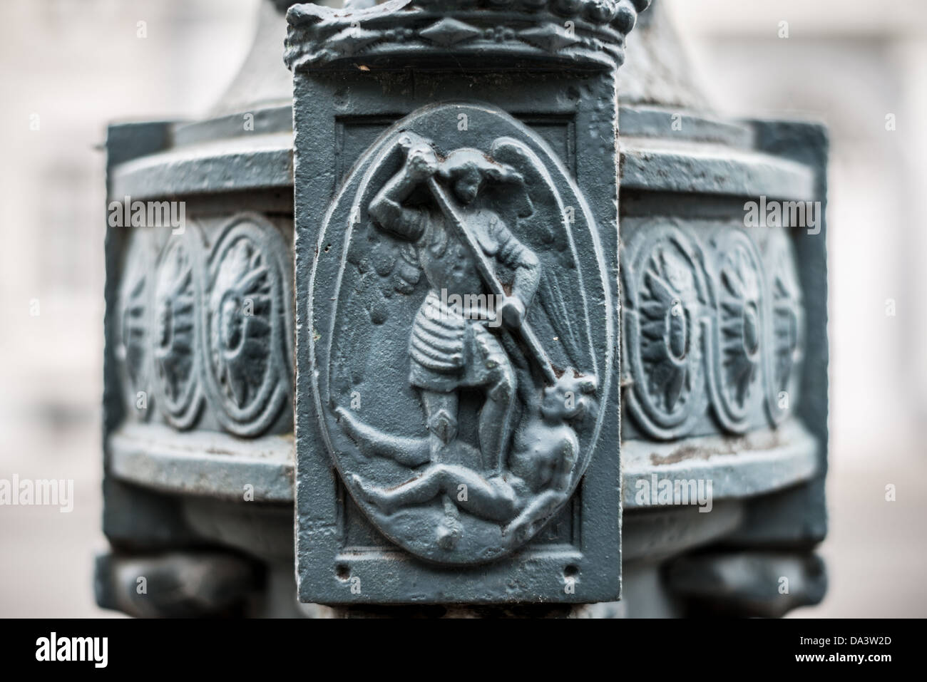 Bruxelles, Belgio - Una rappresentazione artistica di una leggenda belga sulla base di un lampione nel Quartiere Reale di Bruxelles, Belgio. Foto Stock