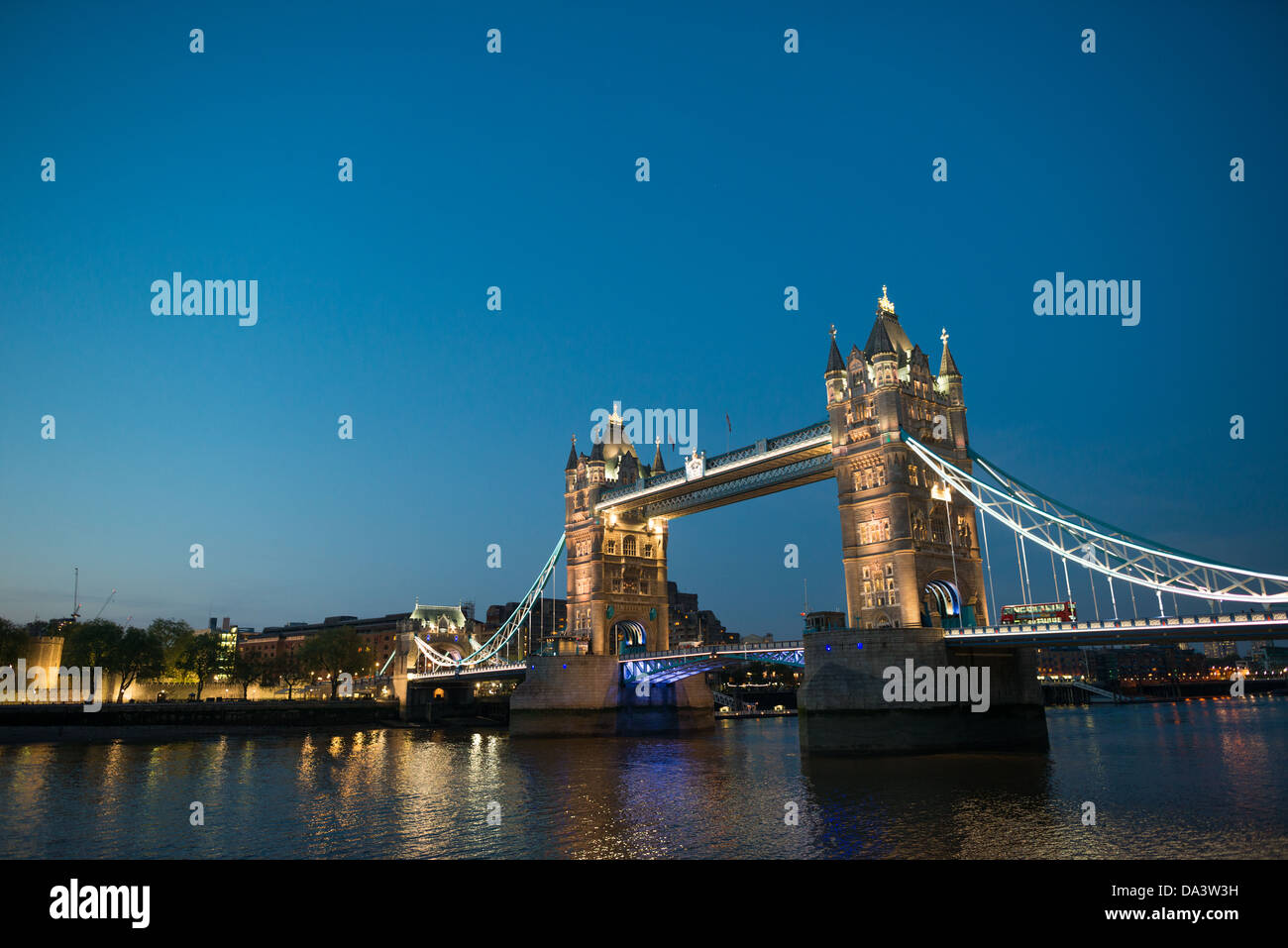 LONDRA, Regno Unito: Il famoso Tower Bridge di Londra al crepuscolo. Costruito alla fine degli anni '1800, l'ornato Tower Bridge è uno dei monumenti più rappresentativi di Londra. Prende il nome dalla vicina Torre di Londra sulla riva settentrionale del Tamigi. Con il copyspace. Foto Stock