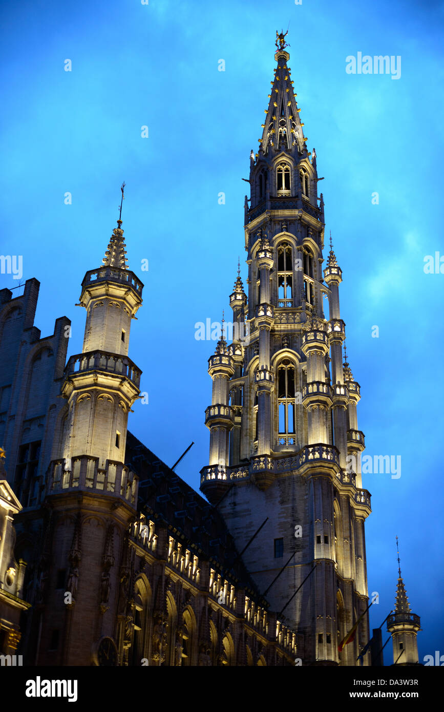 Bruxelles, Belgio - guglia centrale del Municipio (Hotel de Ville) nella Grand Place di Bruxelles. Originariamente la città mercato centrale di luogo, la Grand-Place è ora un sito Patrimonio Mondiale dell'UNESCO. Ornati edifici linea la piazza, inclusi guildhalls, il Brussels Town Hall e la Breadhouse, e sette cobbelstone strade mangimi in essa. Foto Stock