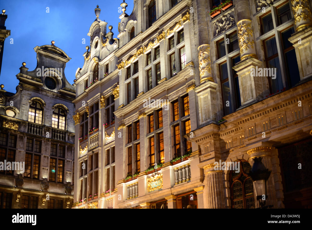 BRUXELLES, Belgio — Guildhalls nella Grand Place, Bruxelles. Originariamente la piazza del mercato centrale della città, la Grand-Place è ora un sito patrimonio dell'umanità dell'UNESCO. Gli edifici ornati fiancheggiano la piazza, tra cui le sale di gilda, il municipio di Bruxelles e la Breadhouse, e sette strade acciottolate vi si immettono. Foto Stock