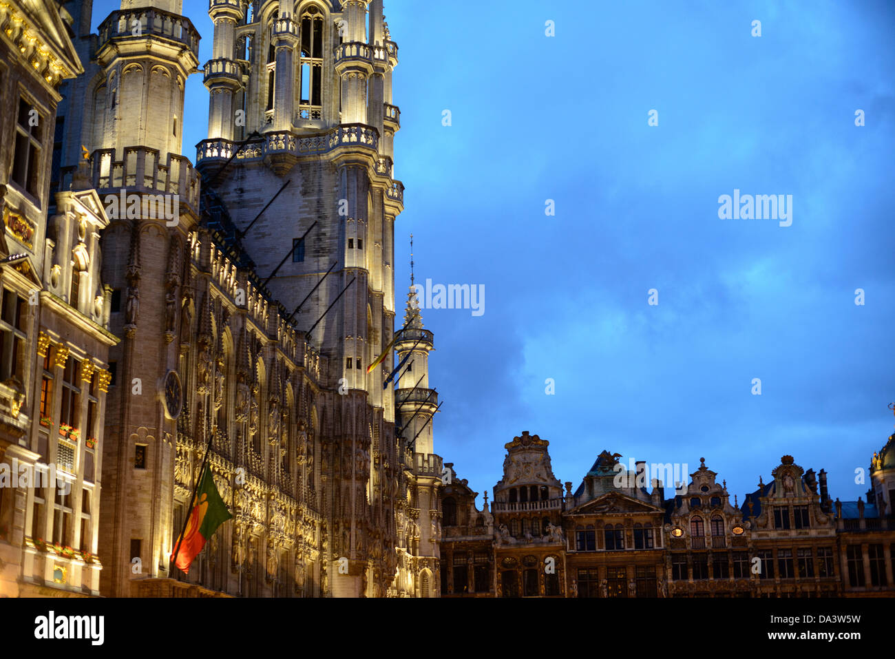 BRUXELLES, Belgio — nella Grand Place, Bruxelles. Originariamente la piazza del mercato centrale della città, la Grand-Place è ora un sito patrimonio dell'umanità dell'UNESCO. Gli edifici ornati fiancheggiano la piazza, tra cui le sale di gilda, il municipio di Bruxelles e la Breadhouse, e sette strade acciottolate vi si immettono. Foto Stock