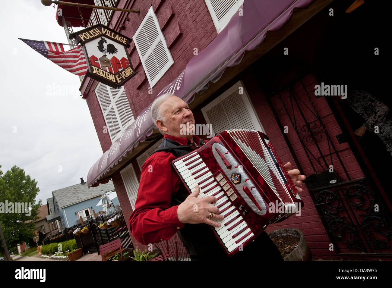 Un uomo suona la fisarmonica di fronte al Villaggio polacco ristorante in Hamtramck (Mi) Foto Stock