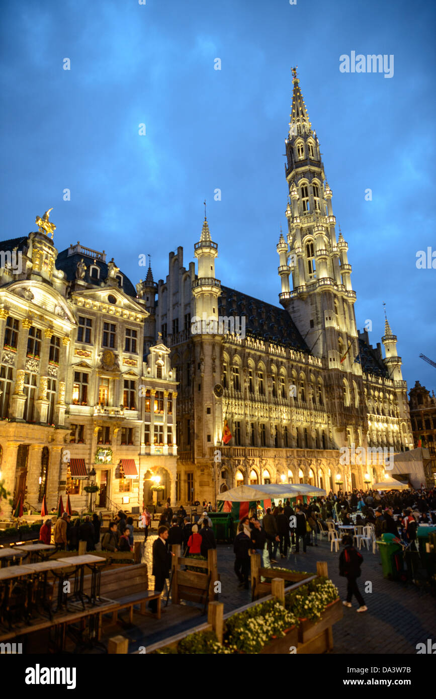 BRUXELLES, Belgio — Municipio nella Grand Place, Bruxelles, al crepuscolo. Originariamente la piazza del mercato centrale della città, la Grand-Place è ora un sito patrimonio dell'umanità dell'UNESCO. Gli edifici ornati fiancheggiano la piazza, tra cui le sale di gilda, il municipio di Bruxelles e la Breadhouse, e sette strade acciottolate vi si immettono. Foto Stock