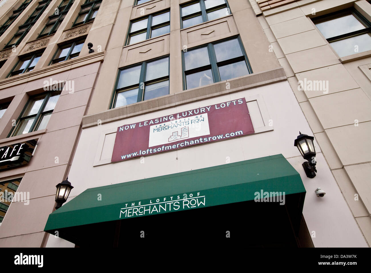 Un segno che mostra il centro di loft Appartamento in affitto è visto nel centro di Detroit (MI) Foto Stock