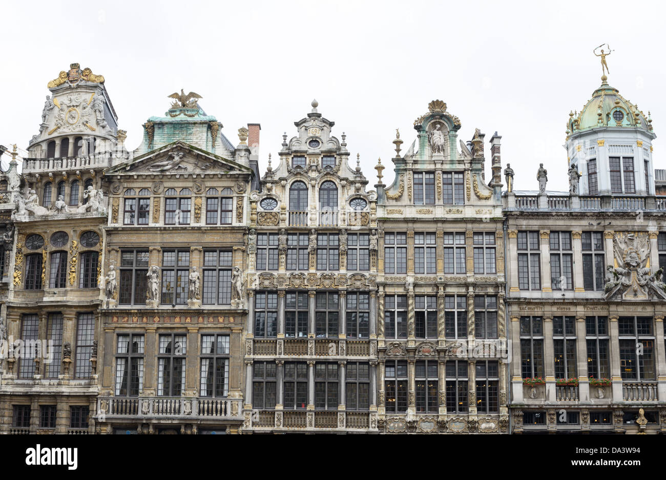 BRUXELLES, Belgio — Guidhalls all’estremità settentrionale della Grand Place, Bruxelles. Originariamente la piazza del mercato centrale della città, la Grand-Place è ora un sito patrimonio dell'umanità dell'UNESCO. Gli edifici ornati fiancheggiano la piazza, tra cui le sale di gilda, il municipio di Bruxelles e la Breadhouse, e sette strade acciottolate vi si immettono. Foto Stock