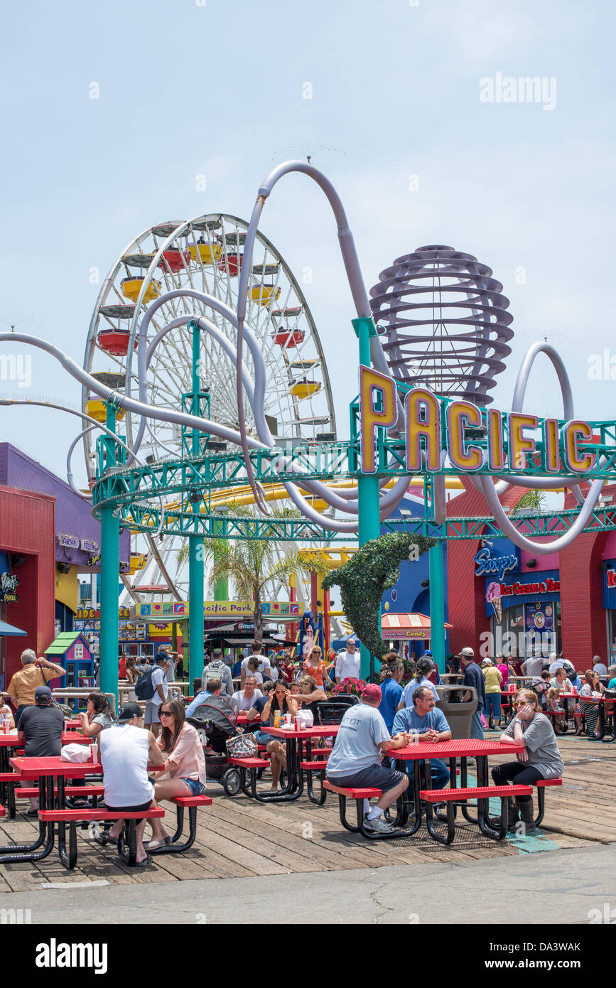 Il parco divertimenti del molo di Santa Monica gira a Los Angeles California // alcune delle giostre del parco divertimenti sul molo di Santa Monica nella parte occidentale di Los Angeles, California. Foto Stock