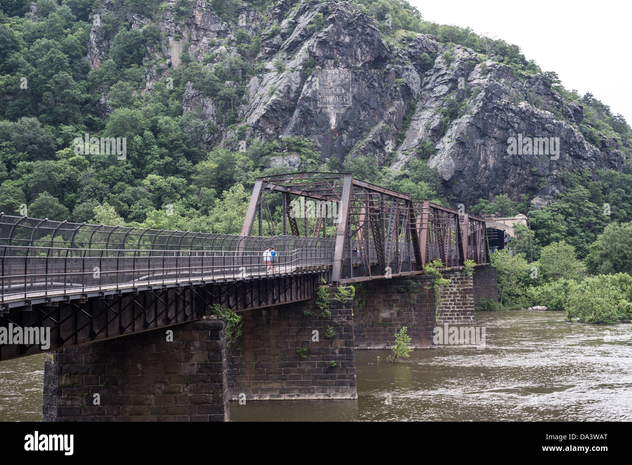 CSX Railway Bridge Potomac River Harpers Ferry West Virginia // HARPERS FERRY, West Virginia, Stati Uniti - Uno storico ponte ferroviario trasporta i binari della CSX attraverso il fiume Potomac da Harpers Ferry, West Virginia, nel Maryland. Il ponte, parte integrante dell'Harpers Ferry National Historical Park, rappresenta la continua importanza del trasporto ferroviario in questo luogo panoramico e storicamente significativo dove si incontrano i fiumi Potomac e Shenandoah. Foto Stock