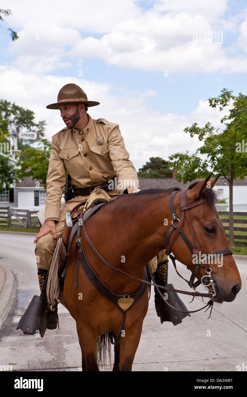 Un uomo vestito come un soldato è visto su un cavallo in Dearborn" Greenfield Village a Dearborn, vicino a Detroit (MI) Foto Stock