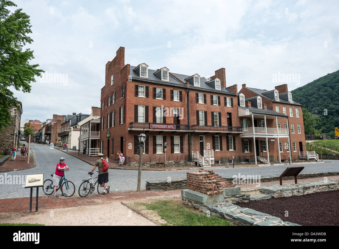Stephenson's Hotel Harpers Ferry West Virginia // HARPERS FERRY, West Virginia, Stati Uniti - Stephenson's Hotel, un edificio restaurato del XIX secolo, si trova in Shenandoah Street nella zona della città bassa del Parco storico nazionale di Harpers Ferry. Questa struttura storica, un tempo un vivace hotel durante l'era pre-guerra civile, è ora un esempio conservato di architettura e commercio anteguerra in questa significativa città americana. Foto Stock