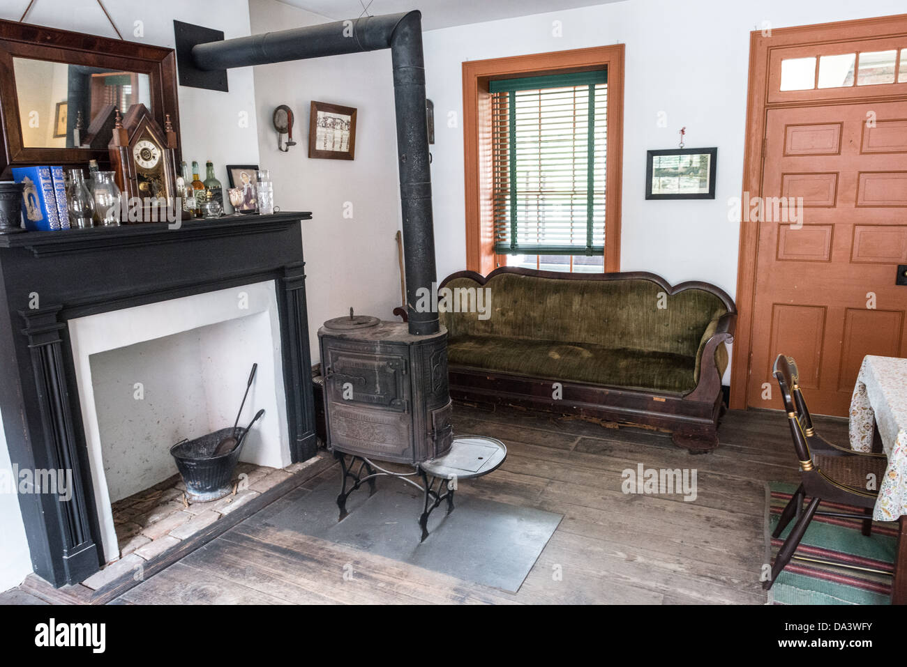 Harpers Ferry National Historical Park Historic House Interior West Virginia // HARPERS FERRY, West Virginia, Stati Uniti - una casa storica in High Street nel Parco storico nazionale di Harpers Ferry, meticolosamente decorata con mobili e oggetti d'epoca. Questa casa del XIX secolo conservata funge da mostra museale, offrendo ai visitatori un autentico scorcio sulla vita domestica durante l'era anteguerra e la guerra civile. Foto Stock