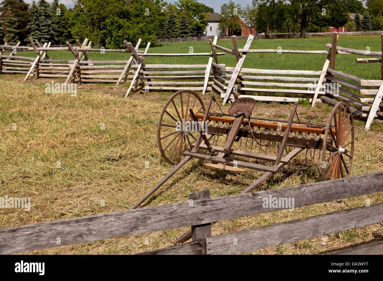 Un vintage sulky trebbiatrice grano / cavallo tirato il fieno rastrello è visto in Dearborn" Greenfield Village vicino a Detroit (MI) Foto Stock