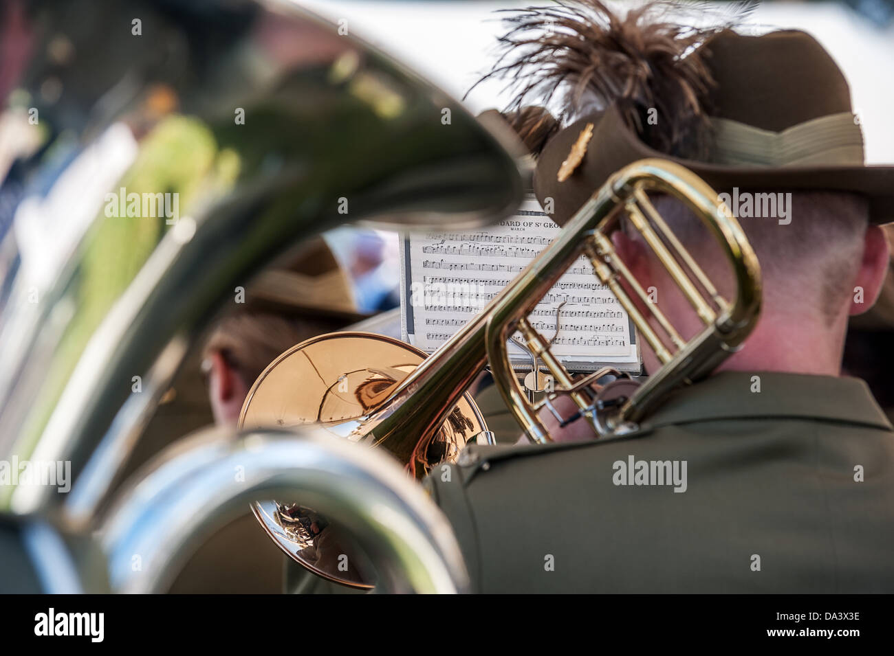 Militari di bande di ottoni giocare come migliaia frequentare Anzac Day marche in tutta l'Australia. Foto Stock