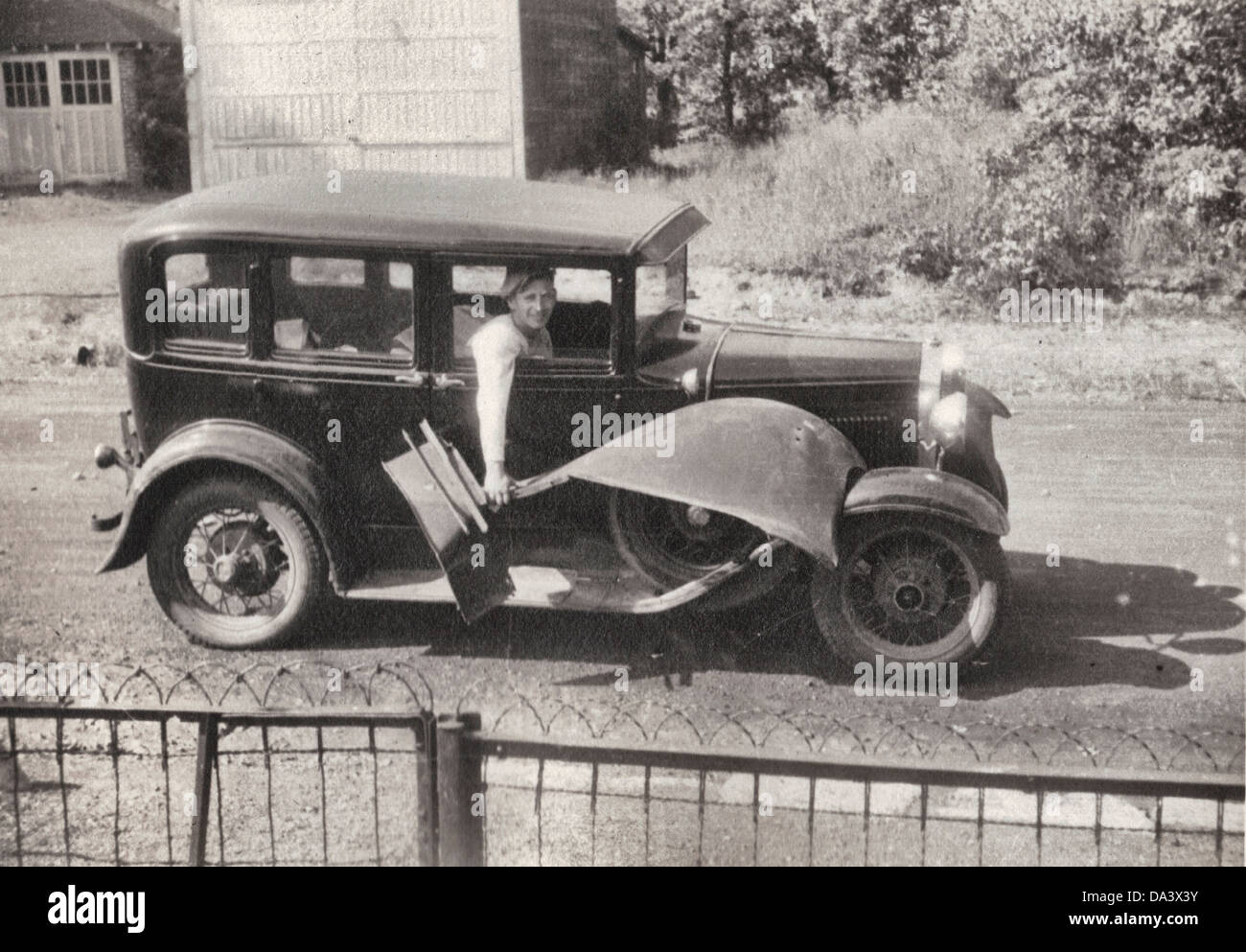 Uomo che porta la voce di grandi dimensioni al di fuori della vettura in New Jersey, Stati Uniti d'America circa 1935 Foto Stock