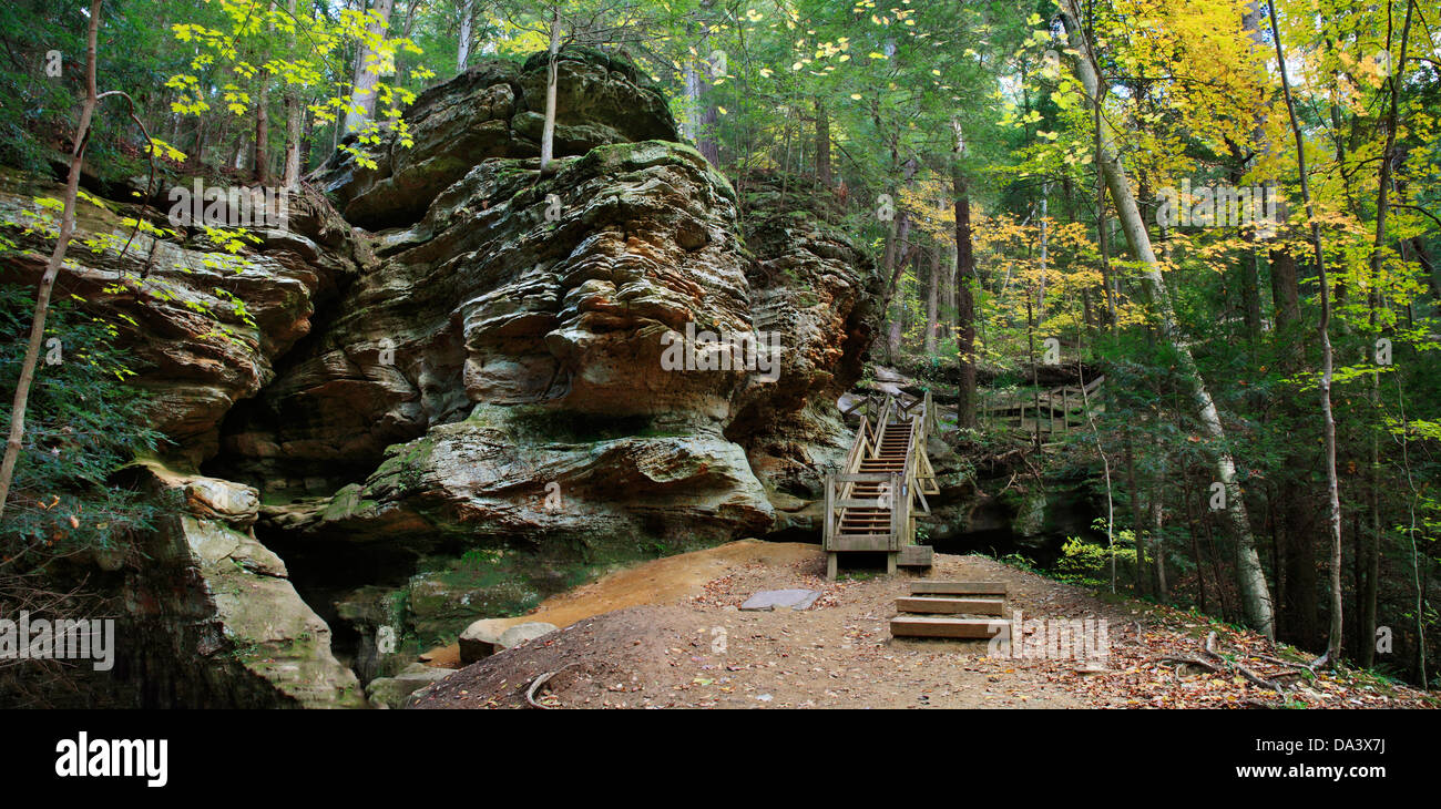 Una scogliera e scale di legno in autunno alla grotta di cenere nel Hocking Hills la regione centrale del Ohio, Stati Uniti d'America Foto Stock