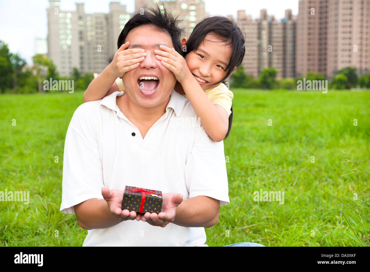 Sorpreso padre azienda confezione regalo da bambina per la festa del papà Foto Stock