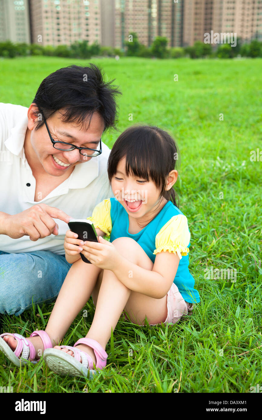 Felice il padre e la bambina guarda la smart phone Foto Stock