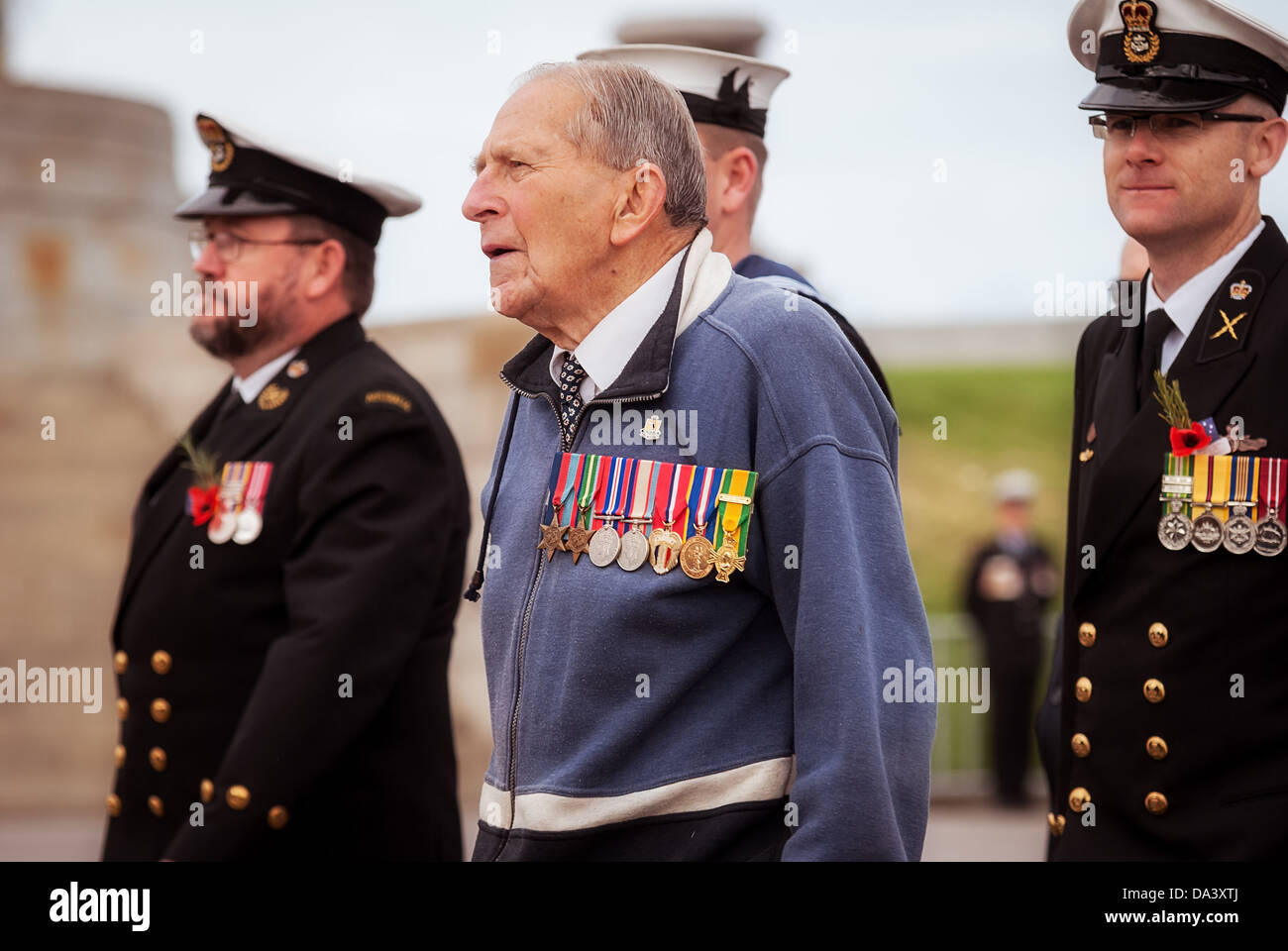 Migliaia frequentare Anzac Day marche in tutta l'Australia a pagare rispetta al servizio degli uomini e delle donne e sono caduti gli eroi di guerra. Foto Stock