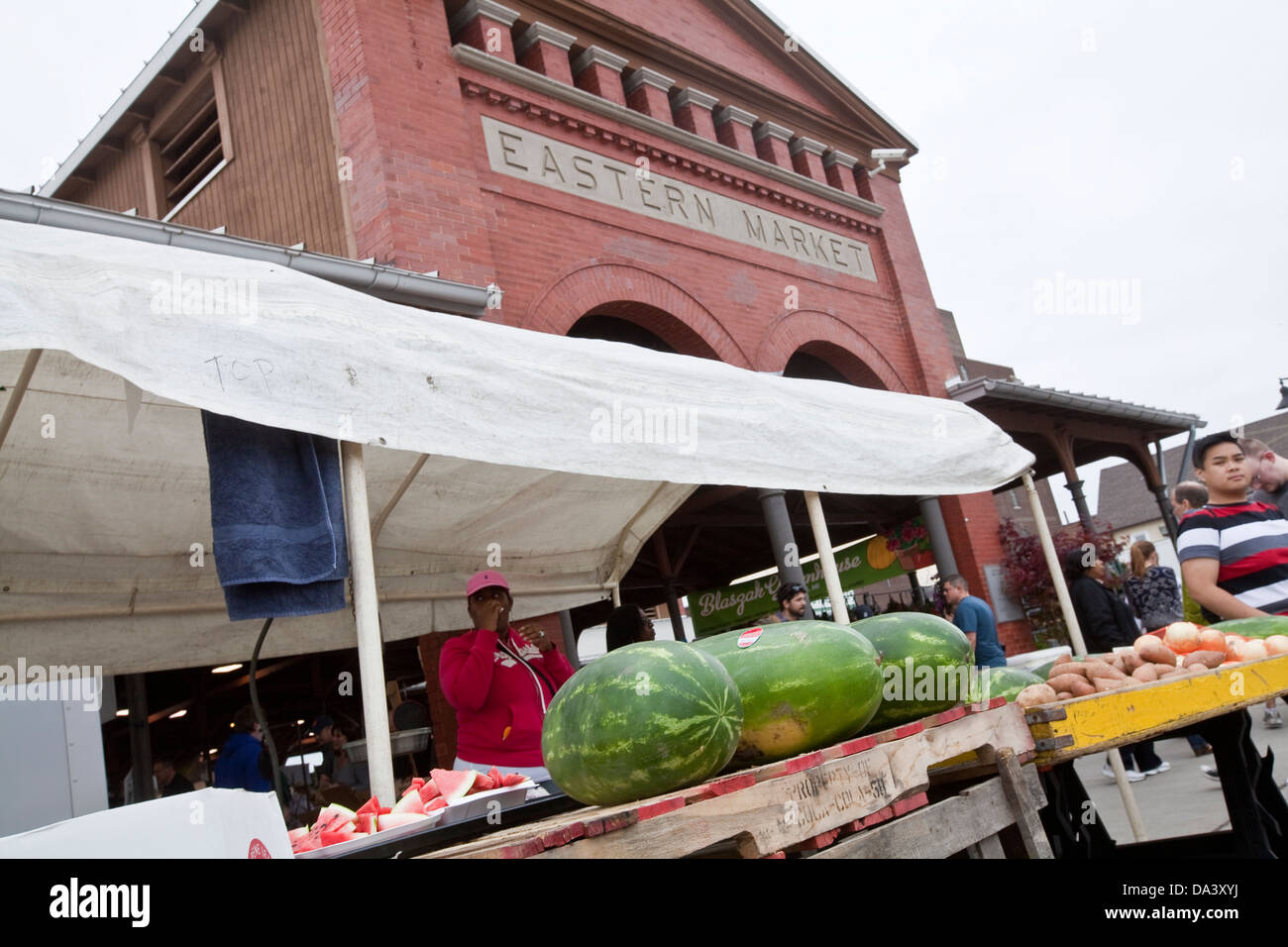 Una donna vendita di angurie viene visto da un capannone di Detroit orientale il mercato degli agricoltori a Detroit (MI) Foto Stock