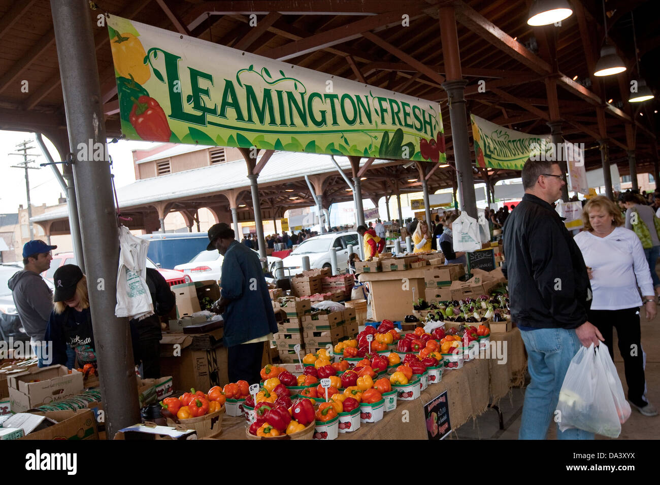 Uno stallo di peperoni da Leamington è visto internamente o un capannone di Detroit orientale il mercato degli agricoltori a Detroit (MI) Foto Stock