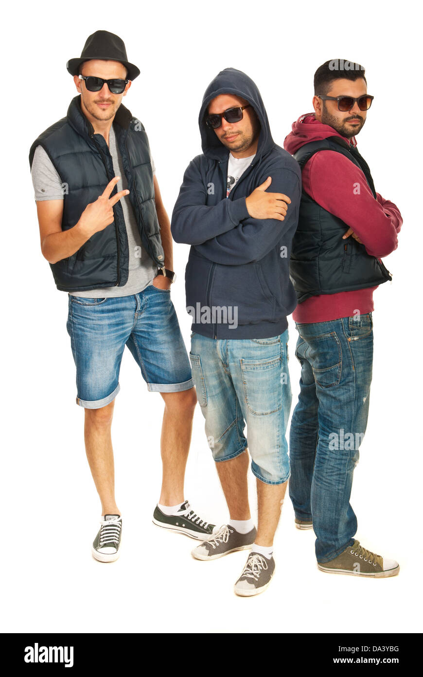 Gruppo di tre ballerini hip hop con occhiali da sole isolato su sfondo bianco Foto Stock