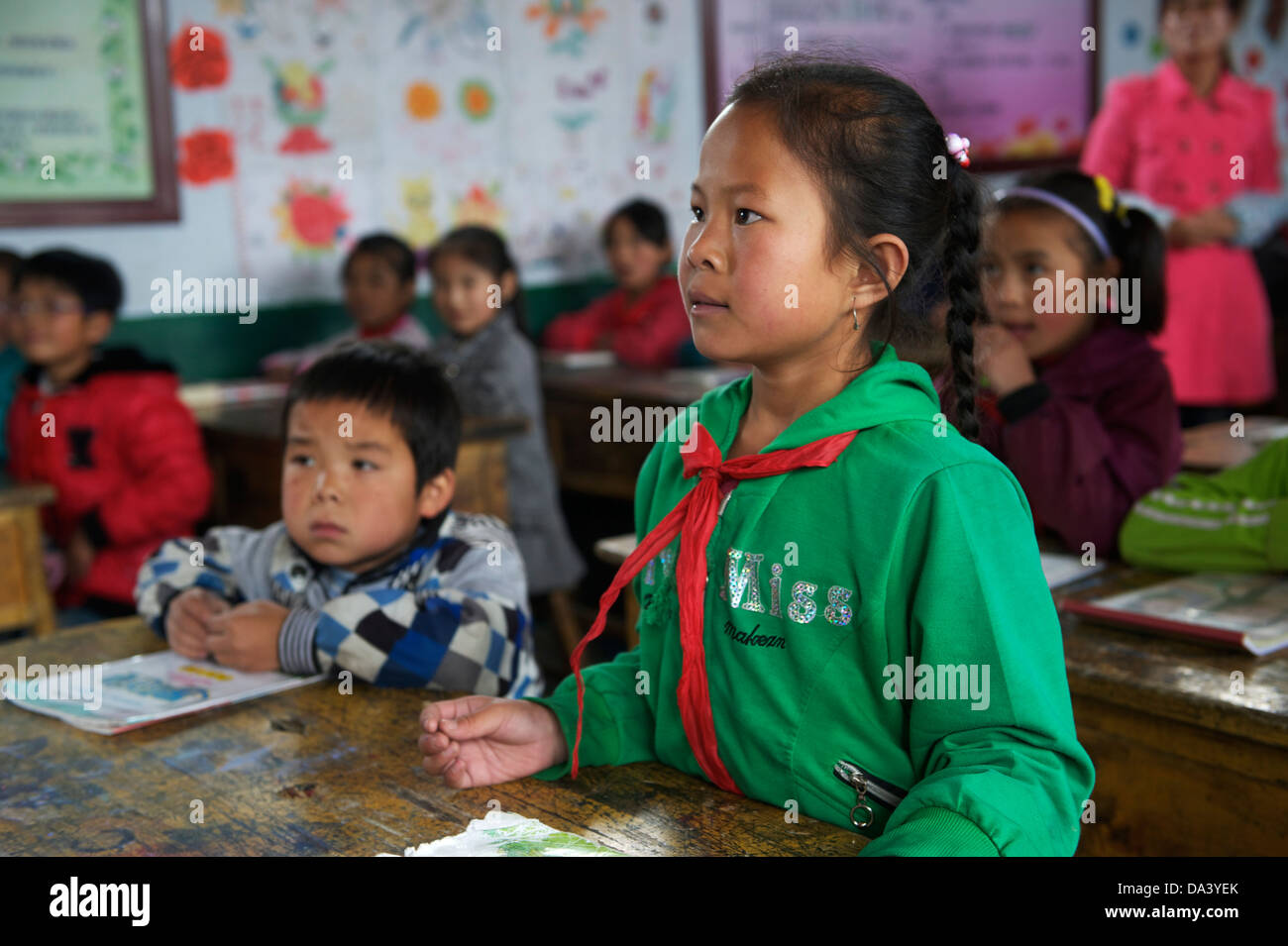 Una ragazza studente si alza per rispondere alle domande in aula in Haiyuan, Ningxia Hui regione autonoma della Cina. 21-Maggio-2013 Foto Stock