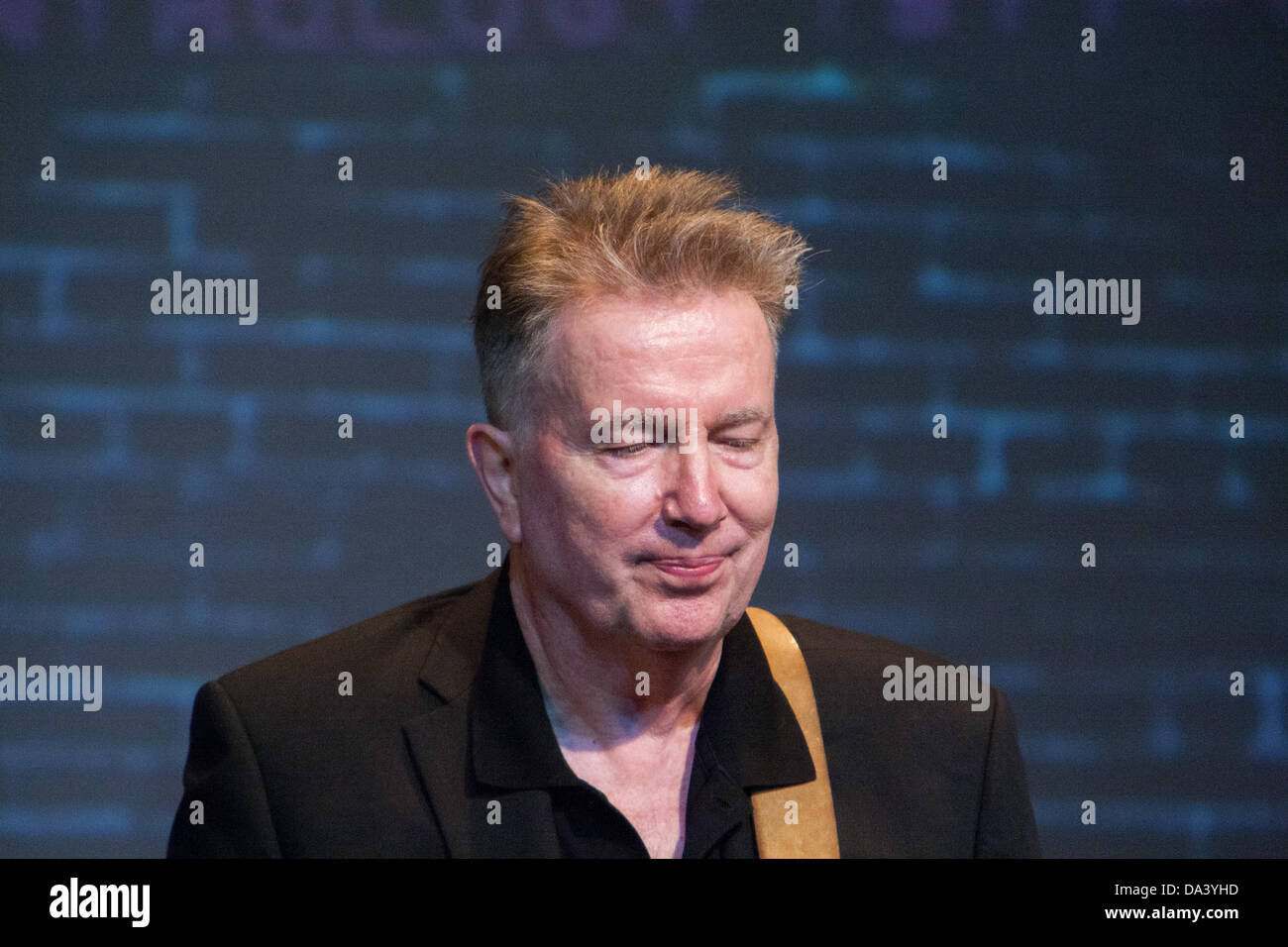 Londra, Regno Unito. Il 2 luglio 2013. Tom Robinson e EMI/Parlophone celebrare 35 anni poiché il potere nel buio con una via per tenere traccia delle prestazioni dell'album originale. Il 2 luglio 2013, Londra. Credito: martyn wheatley/Alamy Live News Foto Stock