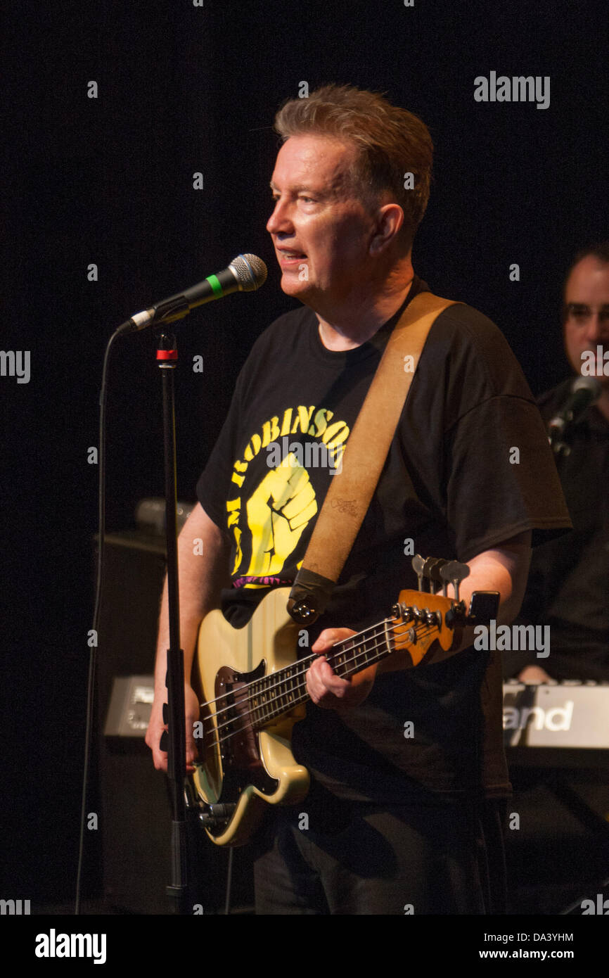 Londra, Regno Unito. Il 2 luglio 2013. Tom Robinson e EMI/Parlophone celebrare 35 anni poiché il potere nel buio con una via per tenere traccia delle prestazioni dell'album originale. Il 2 luglio 2013, Londra. Credito: martyn wheatley/Alamy Live News Foto Stock