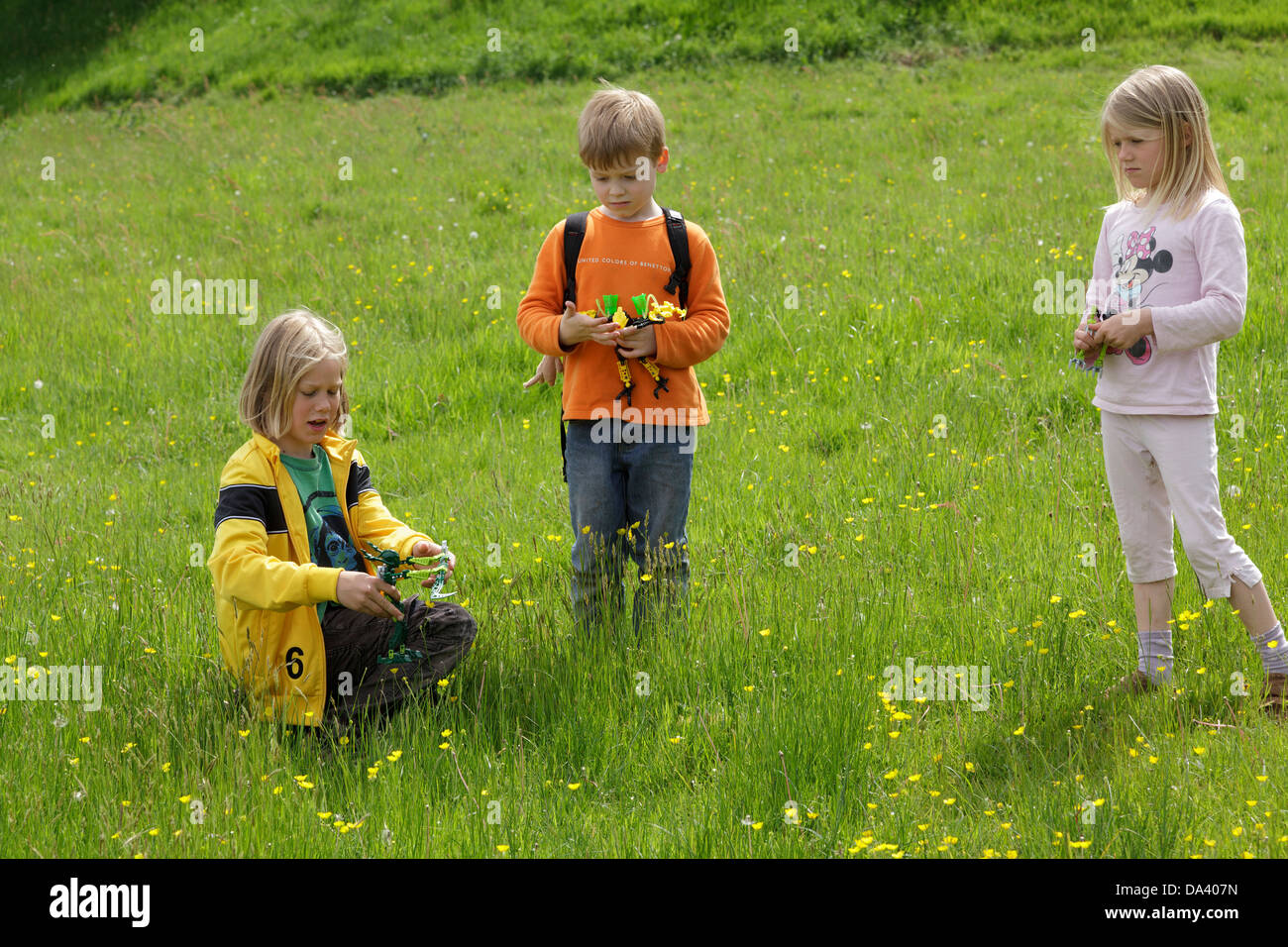 Tre bambini in un prato Foto Stock