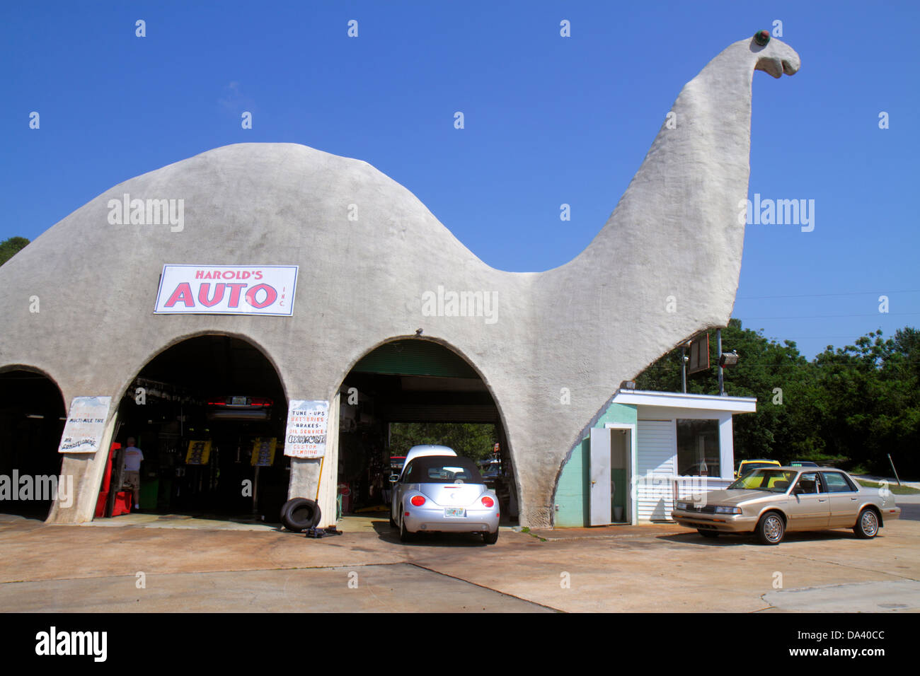 Florida Spring Hill, strada americana, dinosauro gigantesco distributore di benzina, umorismo, umorismo, umorismo, divertente, Harold's Auto, visitatori viaggio turistico tou Foto Stock