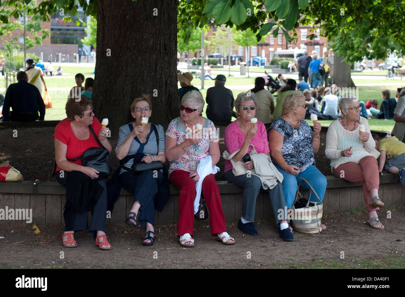 Le donne mangiare gelati, Stratford-upon-Avon, Regno Unito Foto Stock