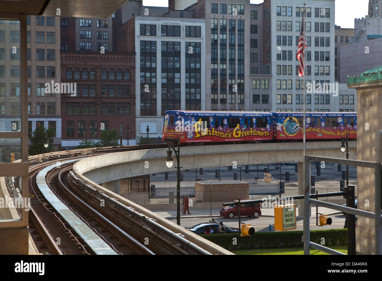 Un People Mover si avvicina ad una stazione di Detroit (MI), sabato 8 giugno 2013. Foto Stock