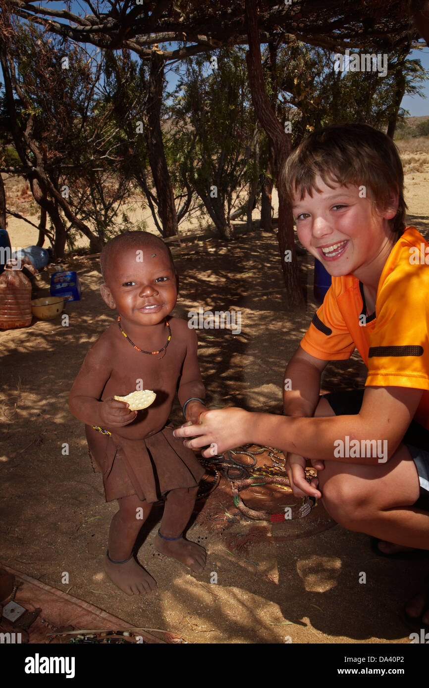 Giovane ragazza Himba e tourist vicino Uis, Namibia, Africa Foto Stock