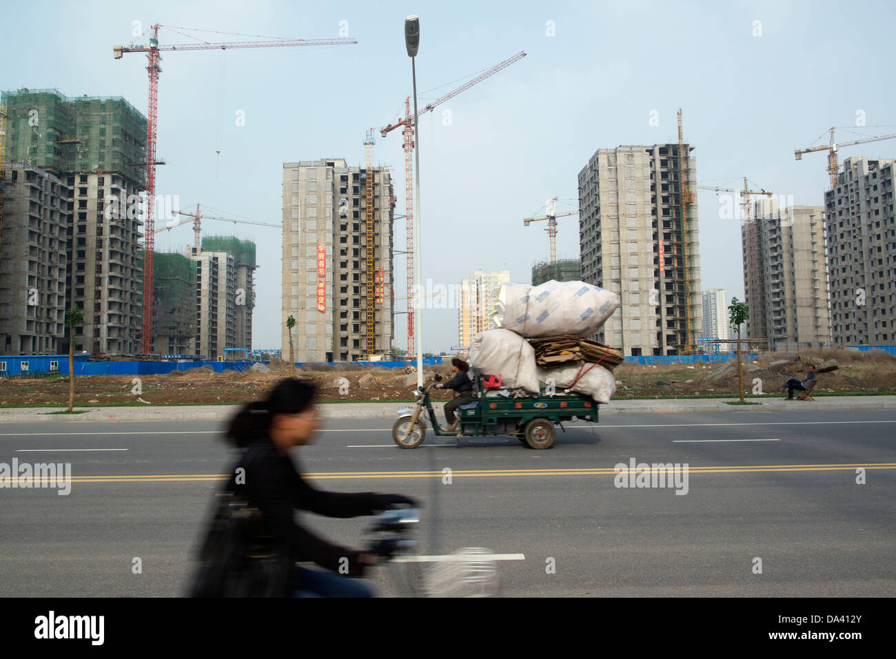 Un immobile sito in costruzione è in uno stato di interruzioni del lavoro in Anyang, nella provincia di Henan, Cina. 27-Maggio-2013 Foto Stock