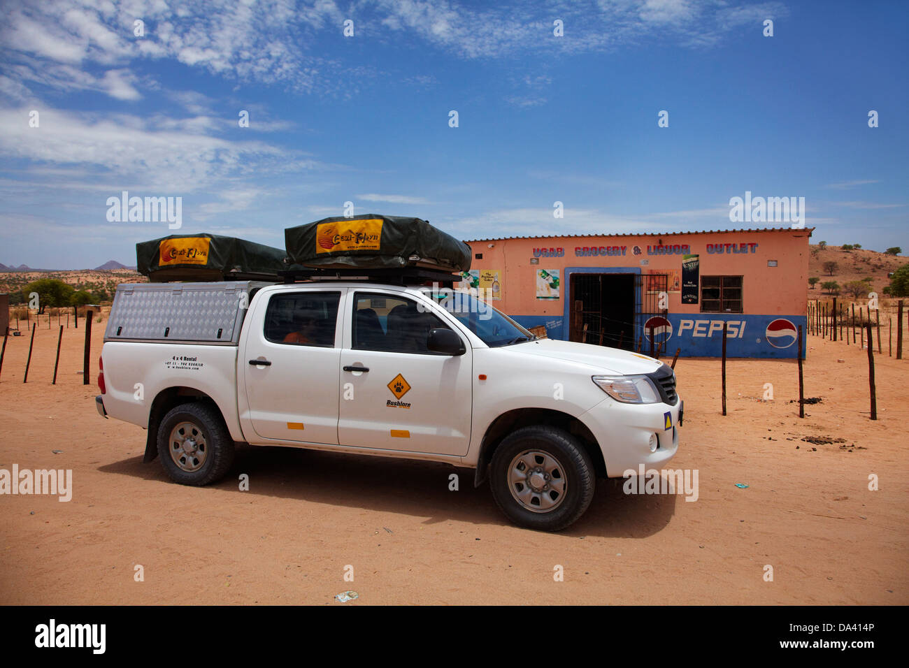 4x4 camper e Ugab negozio di generi alimentari e liquori, uscita C35 road vicino al fiume Ugab, Regione di Erongo, Namibia, Africa Foto Stock