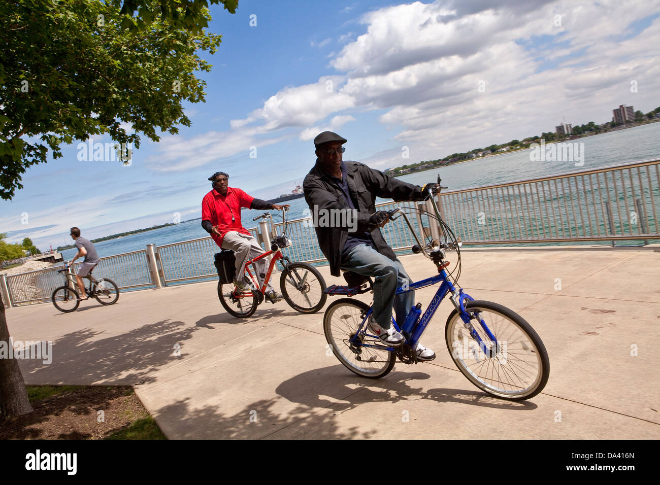 I ciclisti ride su Detroit riverWalk sabato Foto Stock