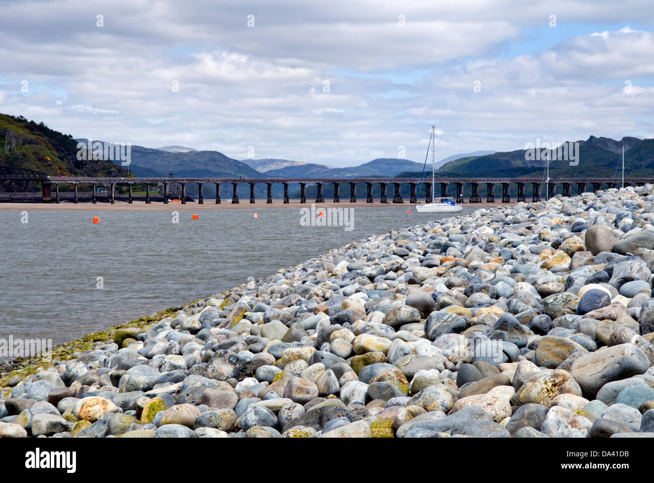 Barmouth Bridge (nome gallese Pont Abermaw), una ferrovia in legno e piedi ponte, Barmouth, Gwynedd, Wales UK Foto Stock