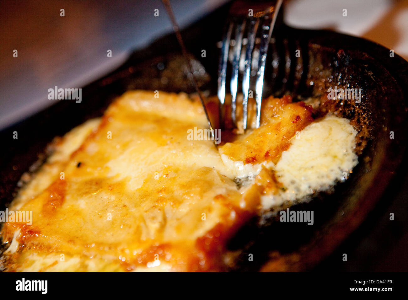 Una fiammante formaggio greco a Pegasus ristorante nel quartiere di Detroit di Greektown Foto Stock