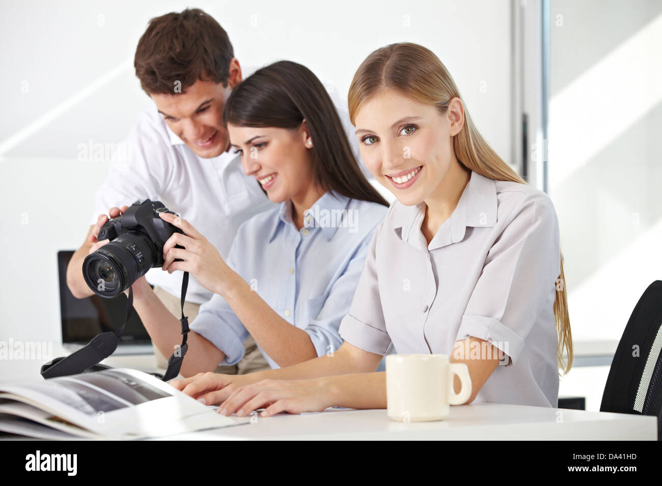 Gli studenti in classe foto con il fotografo con fotocamera e lenti Foto Stock